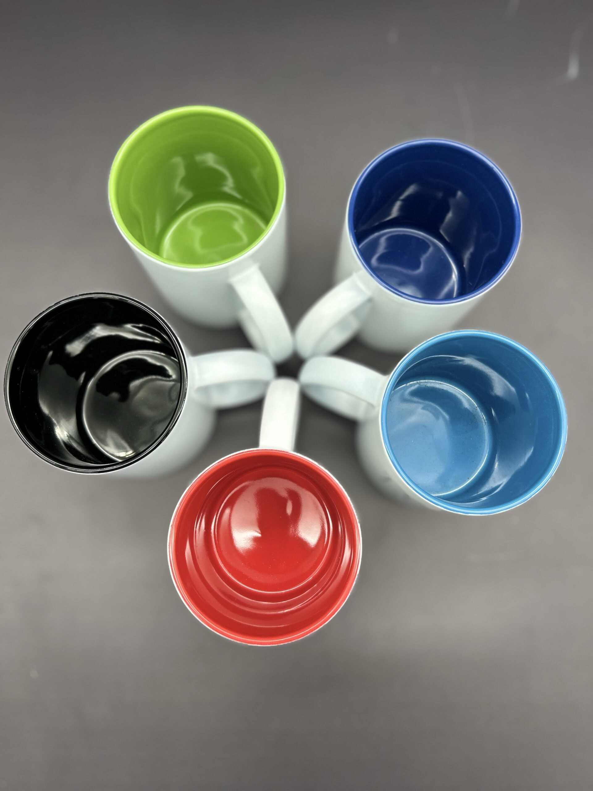 Kubek biały z grawerem - kolorowy środek - obrazek 2