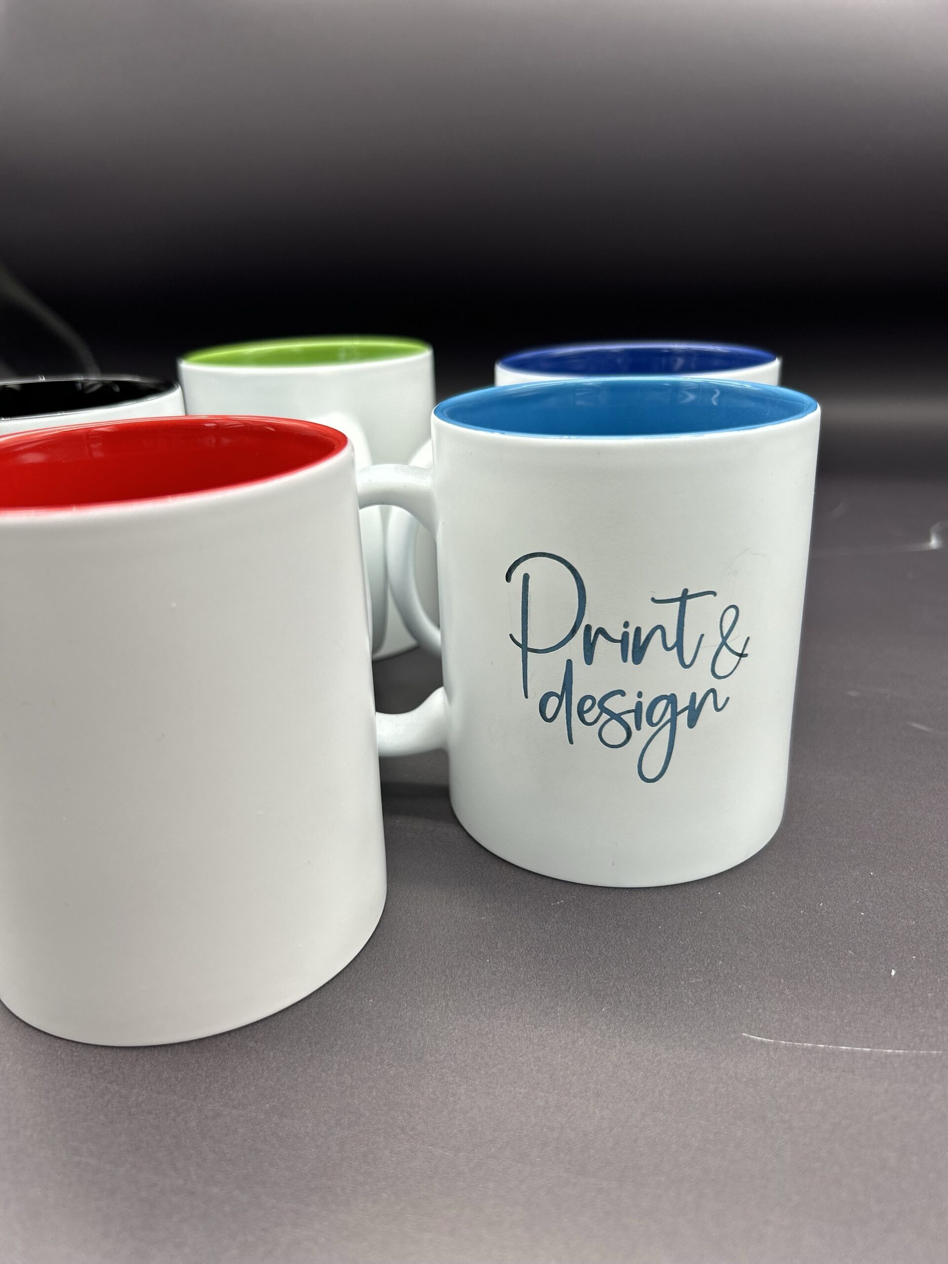 Kubek biały z grawerem - kolorowy środek - obrazek 3