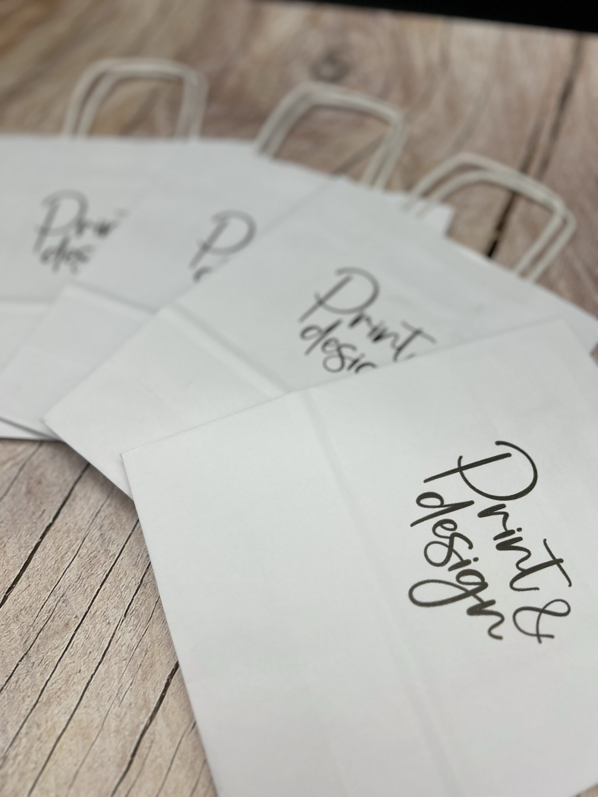 Białe torby papierowe (18x22cm) – perfekcyjne na reklamę! - obrazek 2