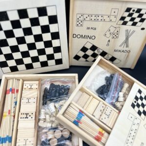Drewniane pudełko z 4 grami – elegancja i rozrywka w jednym! ♟️