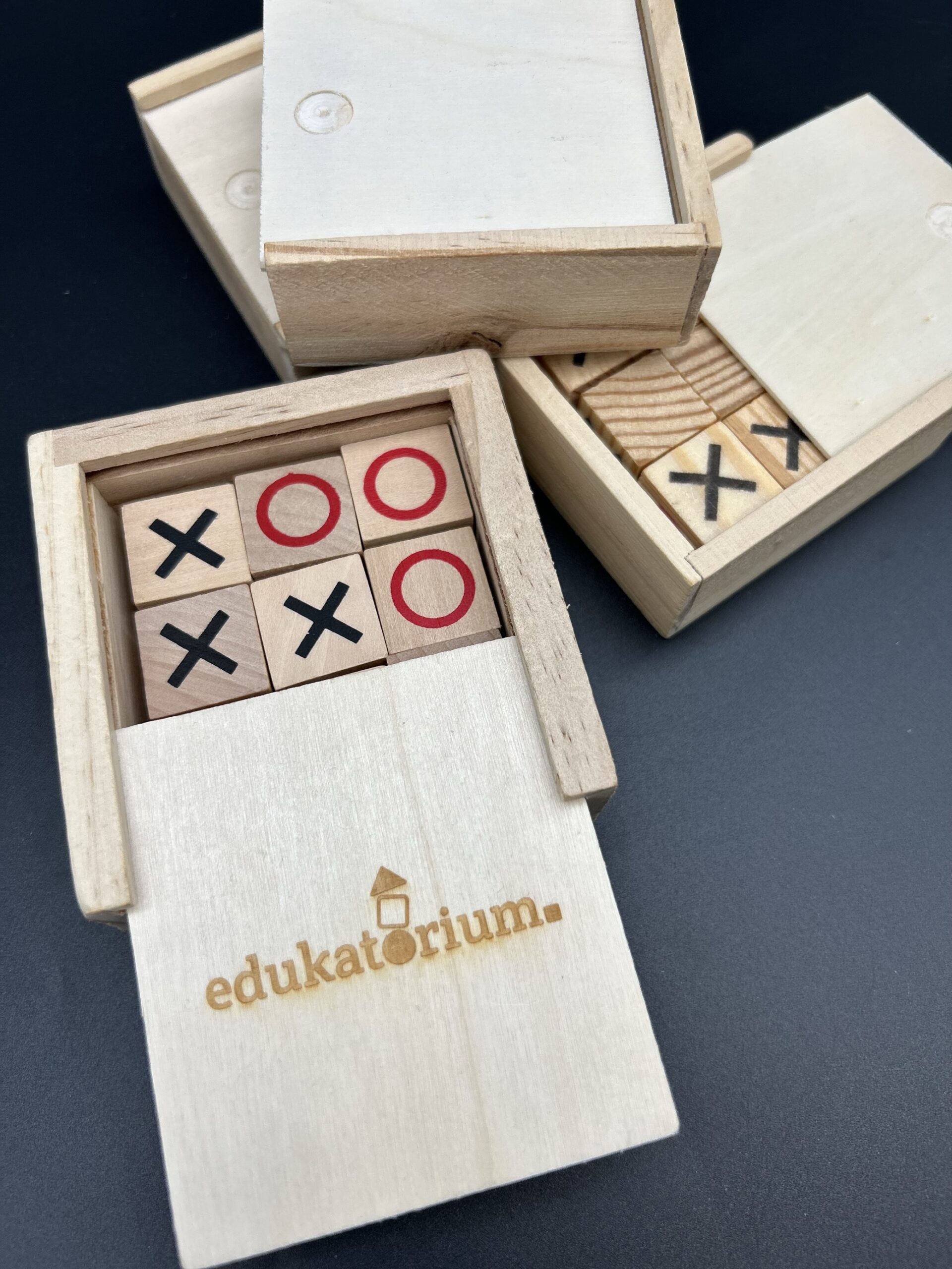 Drewniana gra w kółko i krzyżyk – klasyczna rozrywka w eleganckim wydaniu!