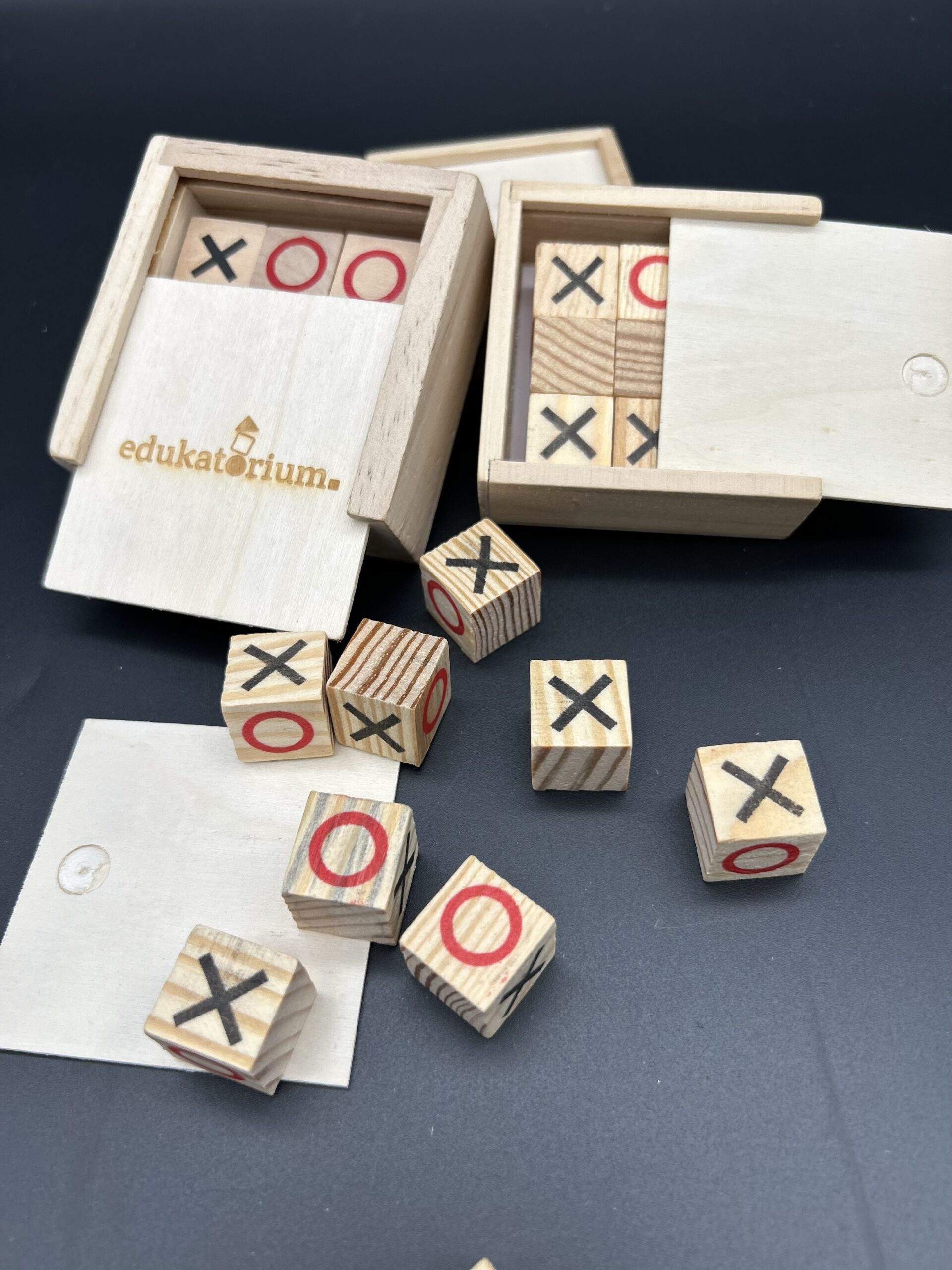 Drewniana gra w kółko i krzyżyk – klasyczna rozrywka w eleganckim wydaniu! - obrazek 2