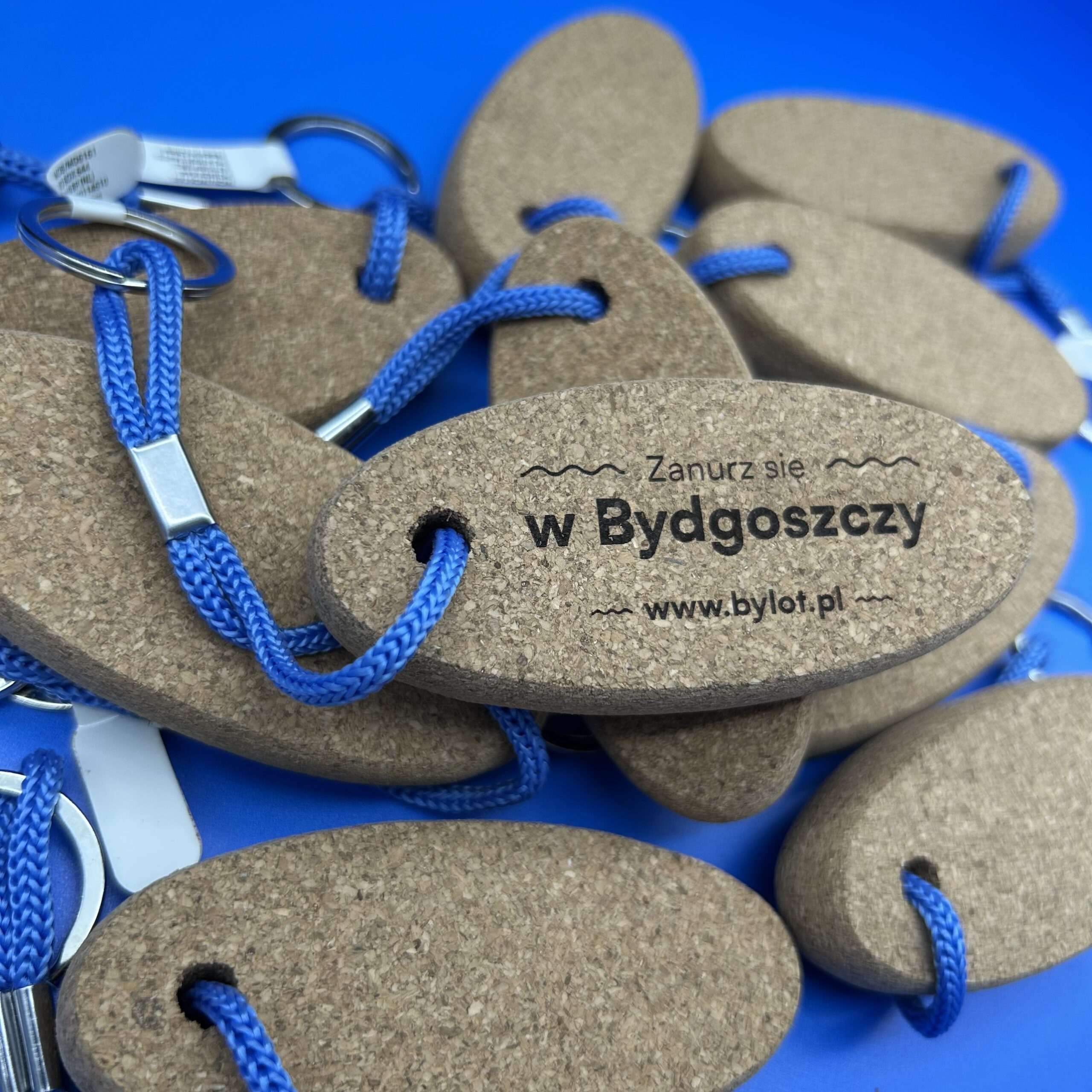 Breloczek owalny z naturalnego korka - styl żeglarski - z opcją graweru