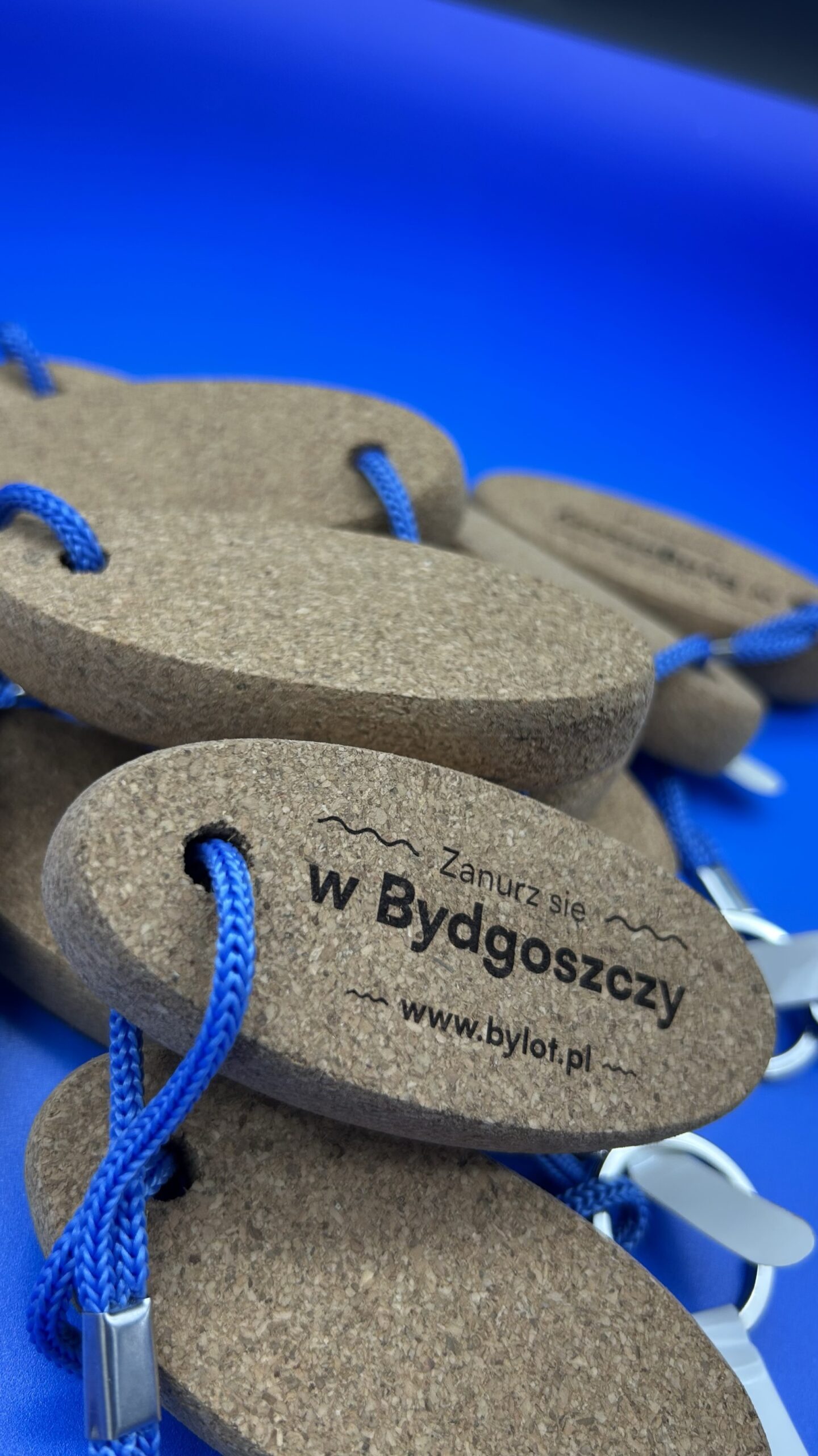 Breloczek owalny z naturalnego korka - styl żeglarski - z opcją graweru - obrazek 2