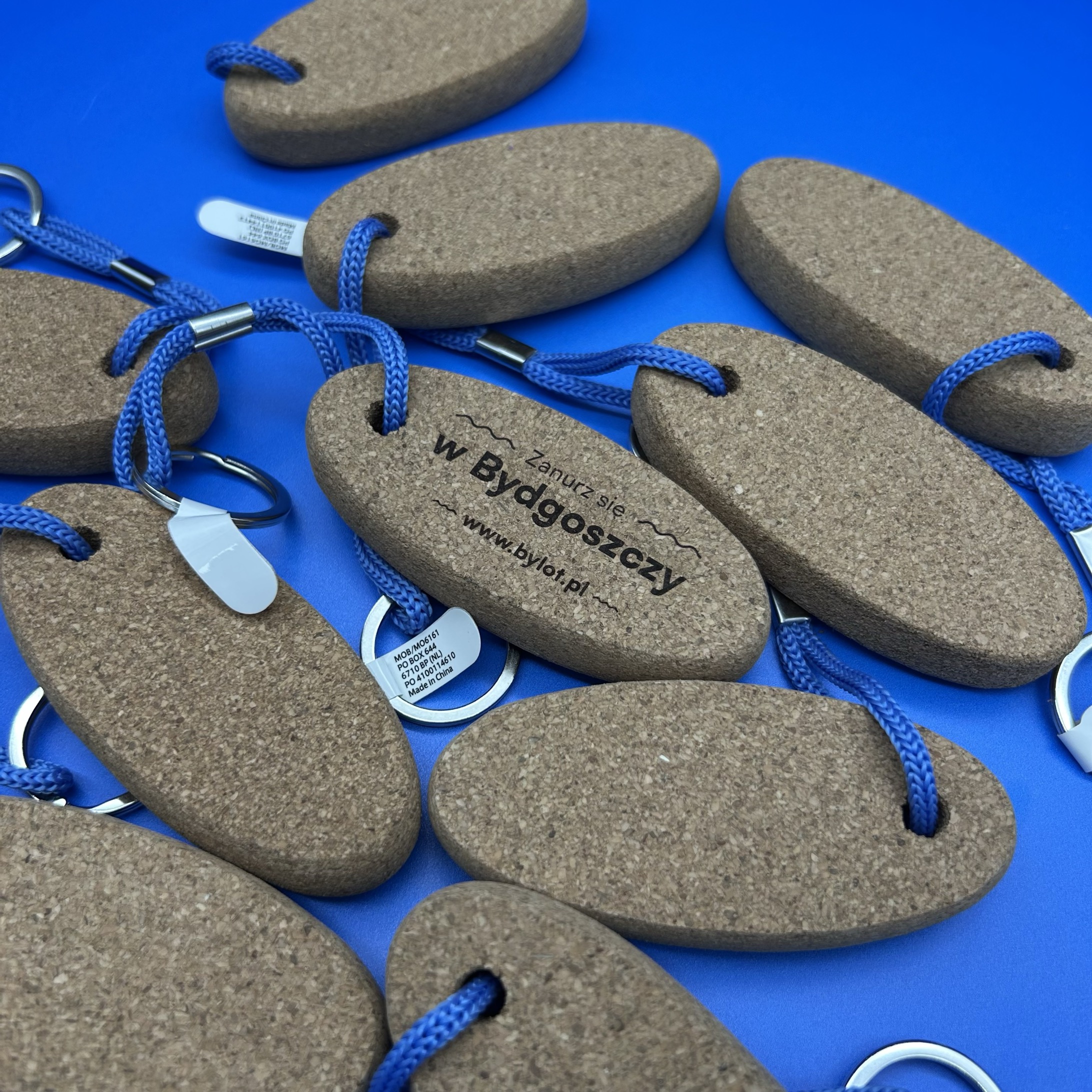 Breloczek owalny z naturalnego korka - styl żeglarski - z opcją graweru - obrazek 3