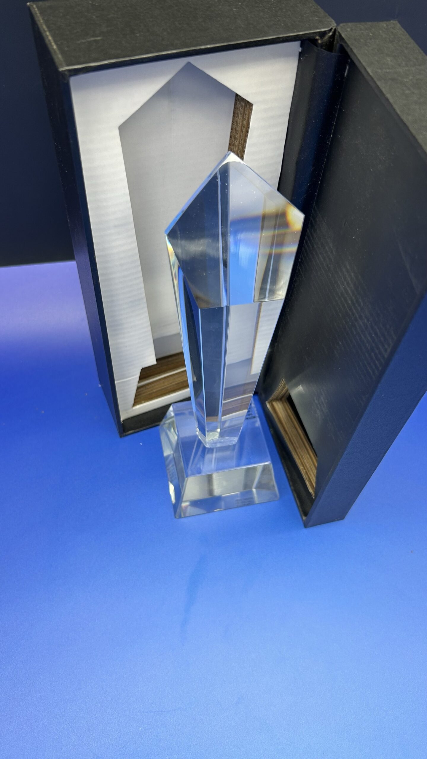 Kryształowa statuetka – elegancka nagroda z personalizacją - obrazek 2